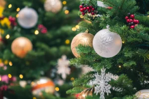 Bolas del árbol de Navidad en un ambiente cálido que evoca emociones y recuerdos familiares